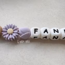 Pacifier holder with name DAISY Powder lilac / WHITE 1