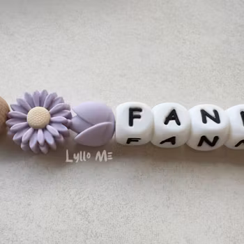 Napphållare med namn DAISY Powder lilac / WHITE 1