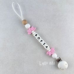 Napphållare med namn - HALF DAISY BABY PINK (max 5 bokstäver)med SILIKON CLIPS