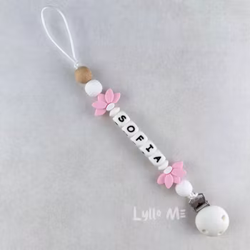 Napphållare med namn - HALF DAISY BABY PINK (max 5 bokstäver)med SILIKON CLIPS