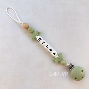 Napphållare med namn - HALF DAISY GREEN  (max 5 bokstäver)med SILIKON CLIPS