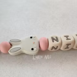 NAPPHÅLLARE med namn  -BUNNY - WOOL- BLOSSOM / CREAM