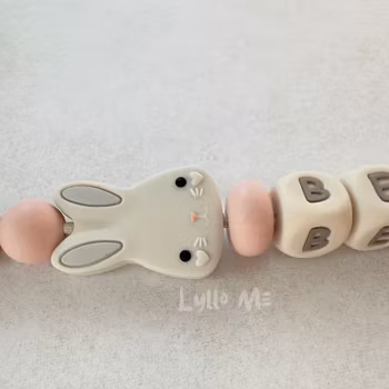 NAPPHÅLLARE med namn  -BUNNY - WOOL- LIGHT OLD PINK/ CREAM