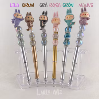 PENNA I METALL med söt YOGA Labubu inspirerad mjuk flockad figur ( inkl refill )