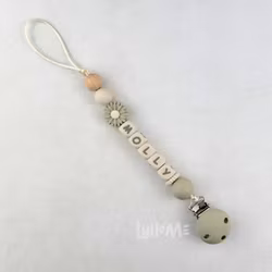 Napphållare med silikonclips och namn DAISY LIGHT SAGE  / CREAM