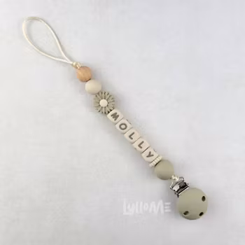 Napphållare med silikonclips och namn DAISY LIGHT SAGE  / CREAM