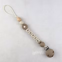 Napphållare med silikonclips och namn DAISY PEAT  / CREAM