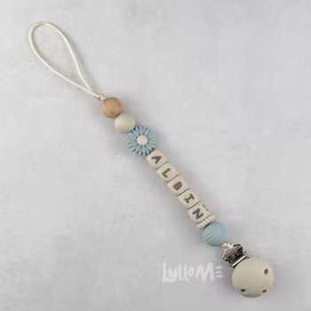 Napphållare med silikonclips och namn DAISY LIGHT GREY BLUE  / CREAM
