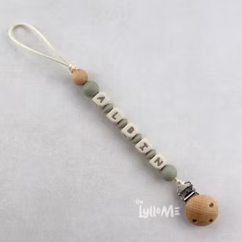 BIBS STORA GÅVOSET med By LylloMe Napphållare med namn SAGE