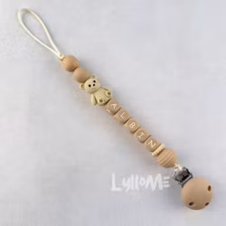 Napphållare med silikonclips och med namn – Knitted Teddy Bear Old Lace - Oatmeal   / OATMEAL