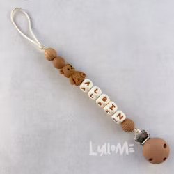 Napphållare med silikonclips och med namn – Knitted Teddy Bear Milk Chocolate   / COCONUT