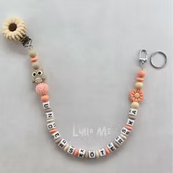 ID-KORT/ NYCKEL HÅLLARE med  UGGLA VALFRI text  Clips DAISY -Southern Peach/Wheat