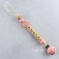 Napphållare med Silikonclips och namn Daisy Soft Pink/ WHEAT
