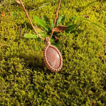 Halsband med Persikomånsten