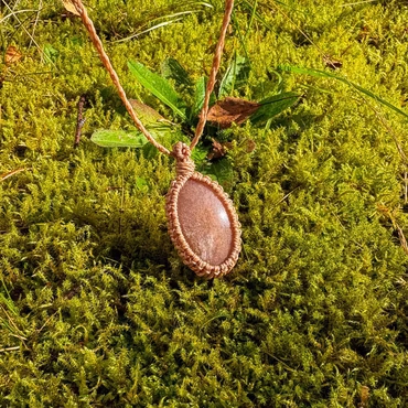 Halsband med Persikomånsten