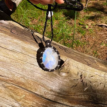 Halsband med Regnbågsmånsten