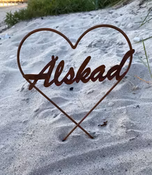 Gravdekoration Hjärta Älskad med 2 pinnar