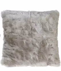 Beige kudde i oäkta päls