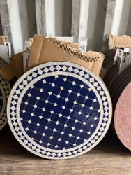 Blå/vit rutigt mosaik bord