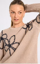 Tess mysig ull tröja med blom broderat