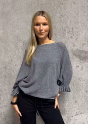 Stickad tröja Ebba grå med pingvin ärm