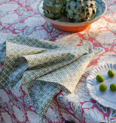 Bordsduk Dahlia röd/grön 150x230 cm