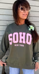 Soho collegetröja militärgrön med ros print