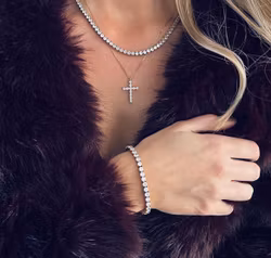 Kors med kristaller halsband i guld