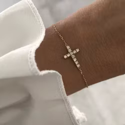 Kors med kristaller armband i guld