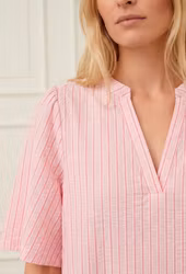 Mila blus rosa randig i strl. 2xXL