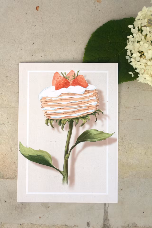Vykort med pannkakstårta och solros i ett. Vykortet passar lika väl till morsdag som till gratulationskort.