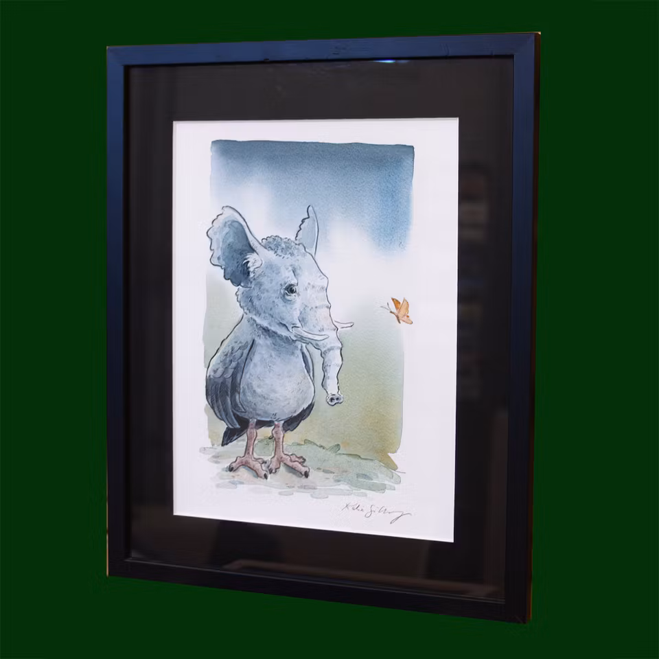 Akvarellmålning inramad i en ram med svart tunn trälist. Motivet är en elefant fågel