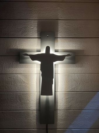 Vägglampa Kors med Jesus gestalt