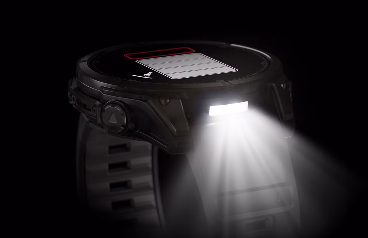 Garmin fēnix® 8–47 mm, Solar, Sapphire Sapphire, Karbongrå DLC-titan med sort/steingrå silikonrem