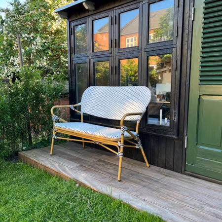 Utomhus soffa Magda med armstöd