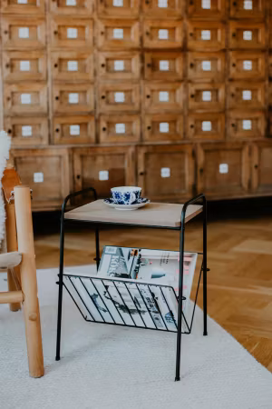 Otto Bord/tidningställ  MDF hylla svart smide  36*32*46 cm