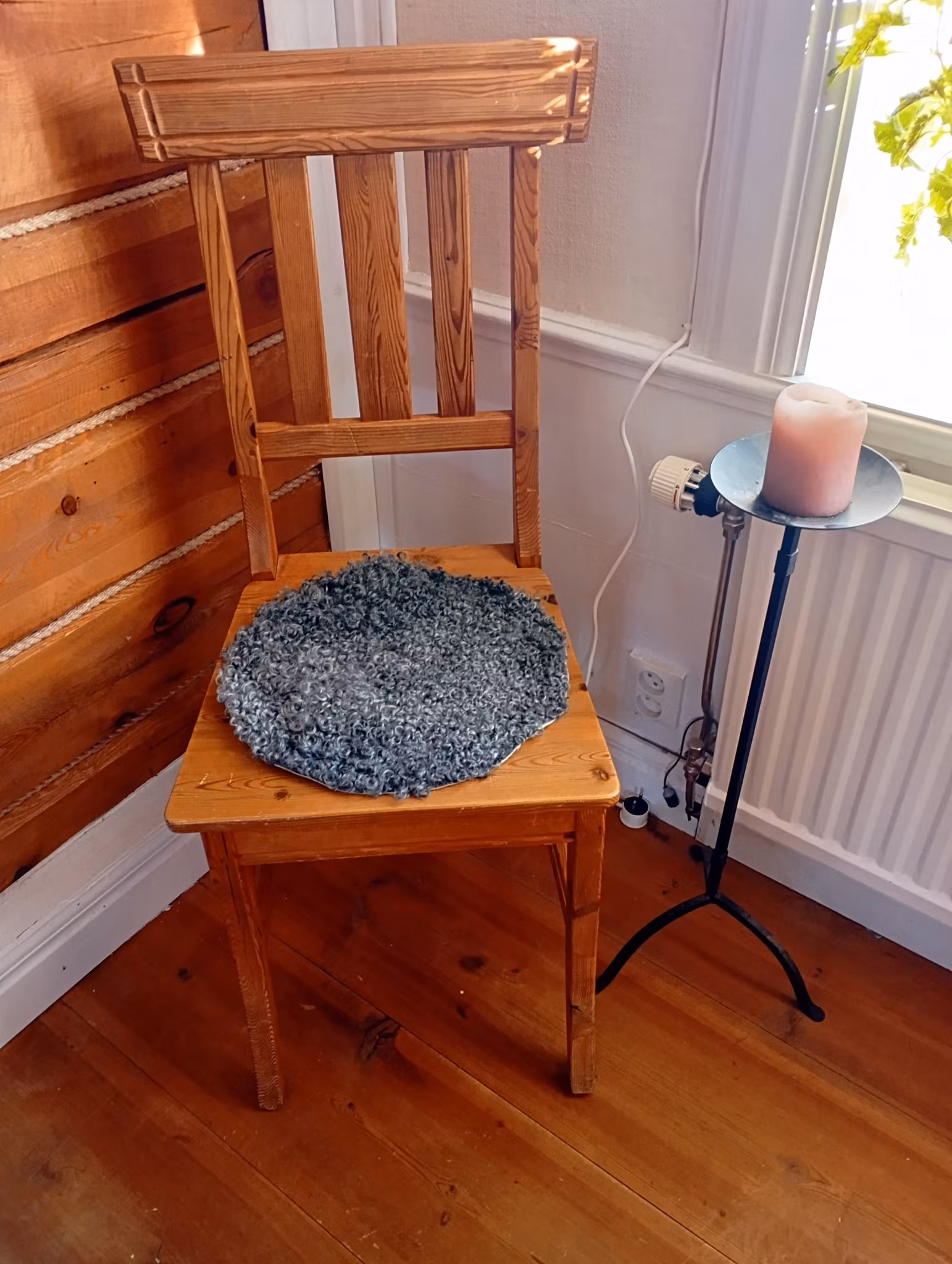 Stolsdyna av fårskinn, kortklippt, mörkgrå