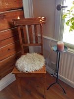 Stolsdyna av fårskinn, äggskalsvit med våffel-lockar