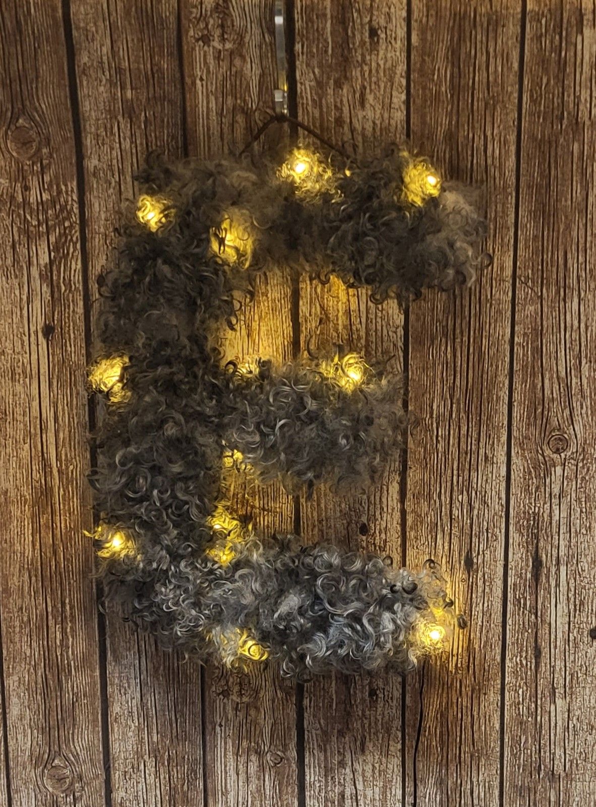 E-bokstavslampa av fårskinn med led-belysning