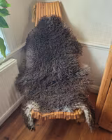 Brunmelerat skinn med härligt krus.