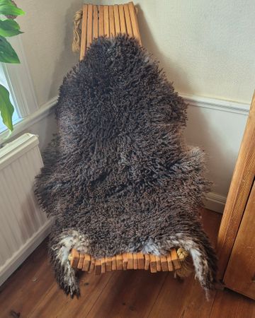Brunmelerat skinn med härligt krus.