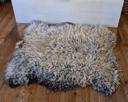 Fårskinn, i olika toner av grått.
