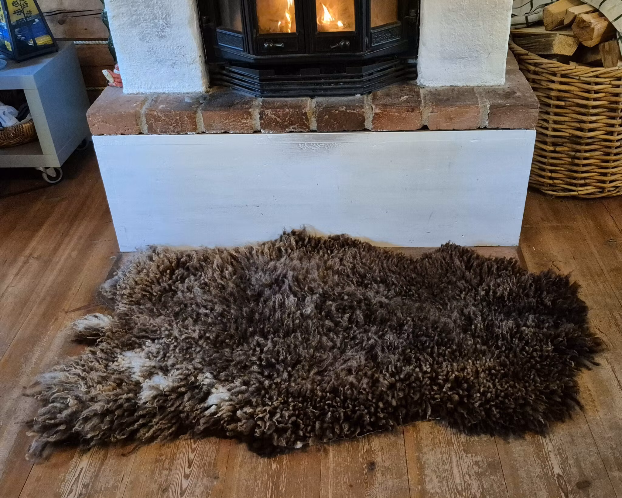 Fårfäll, chokladbrun med några ljusare partier