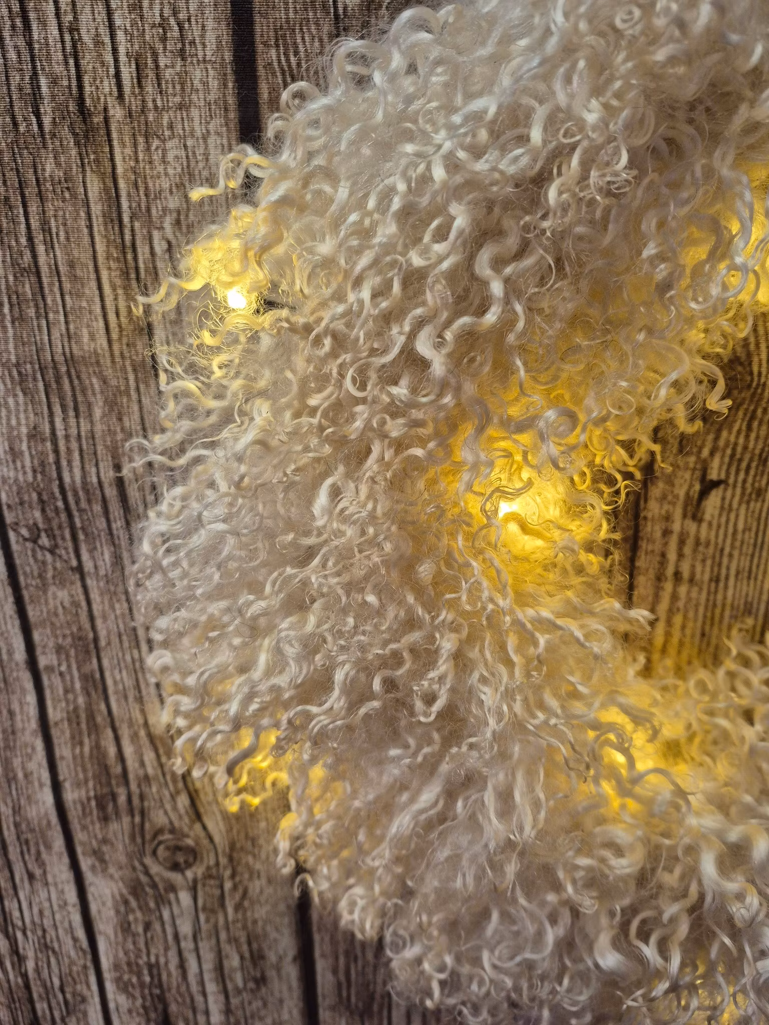 Liten krans med vit/champagneskiftande lockar.