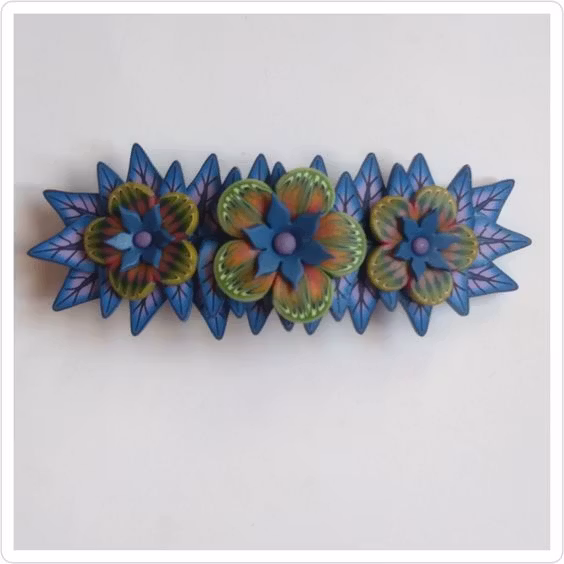 Hårspänne med blommor