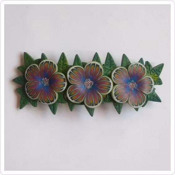 Hårspänne med blommor