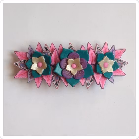 Hårspänne med blommor