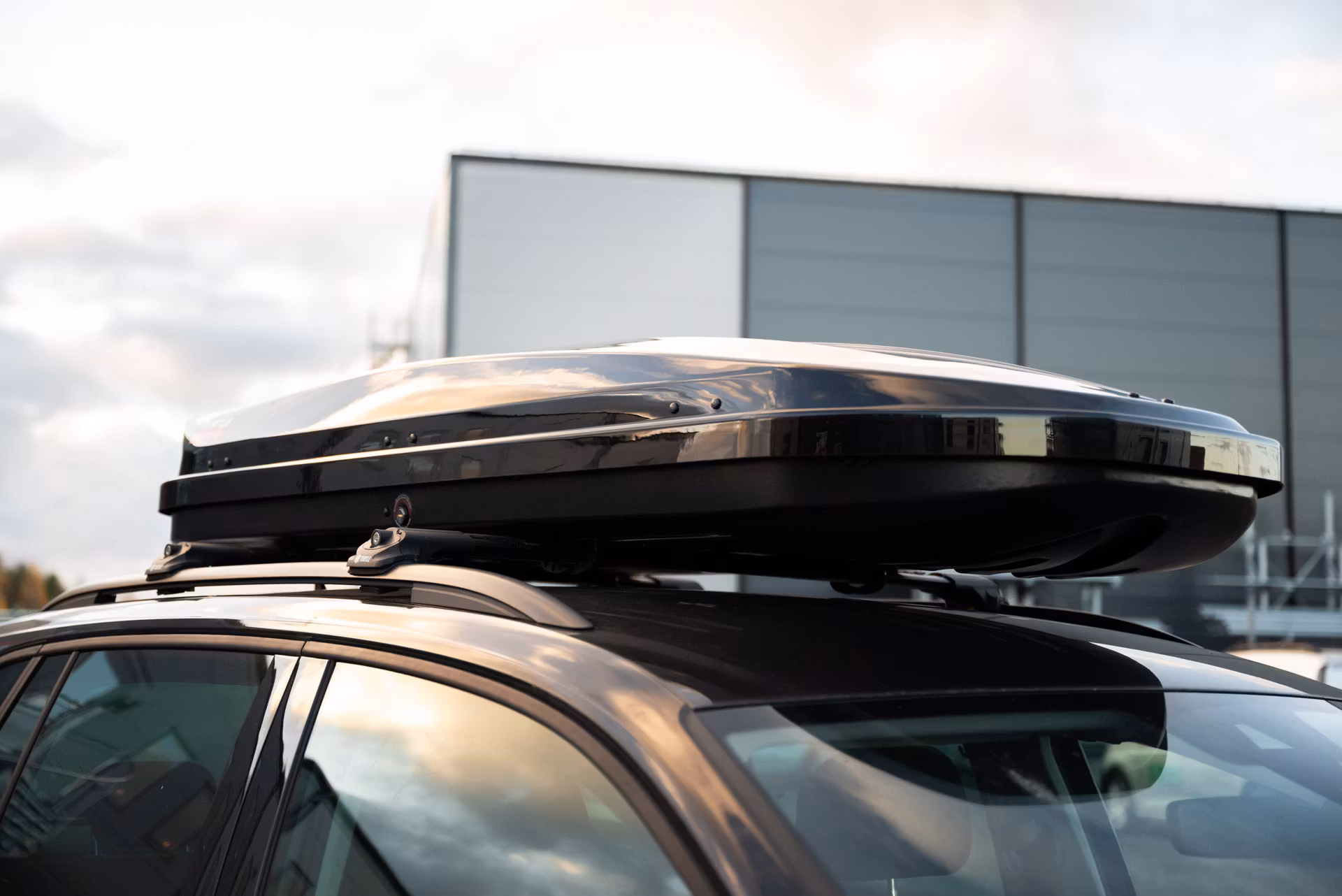 Takbox monterad på en Volkswagen.