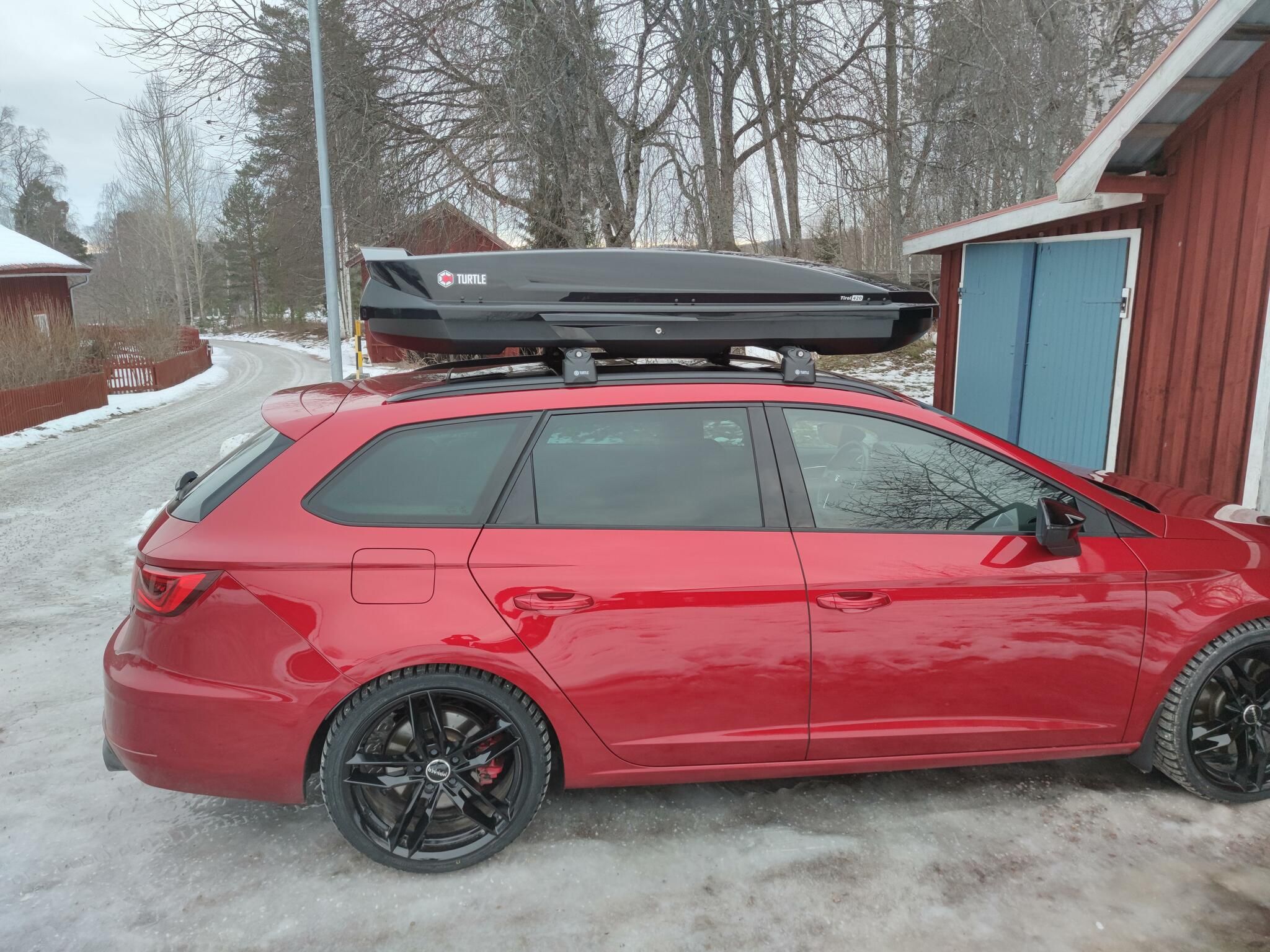 Takbox monterad på en röd bil