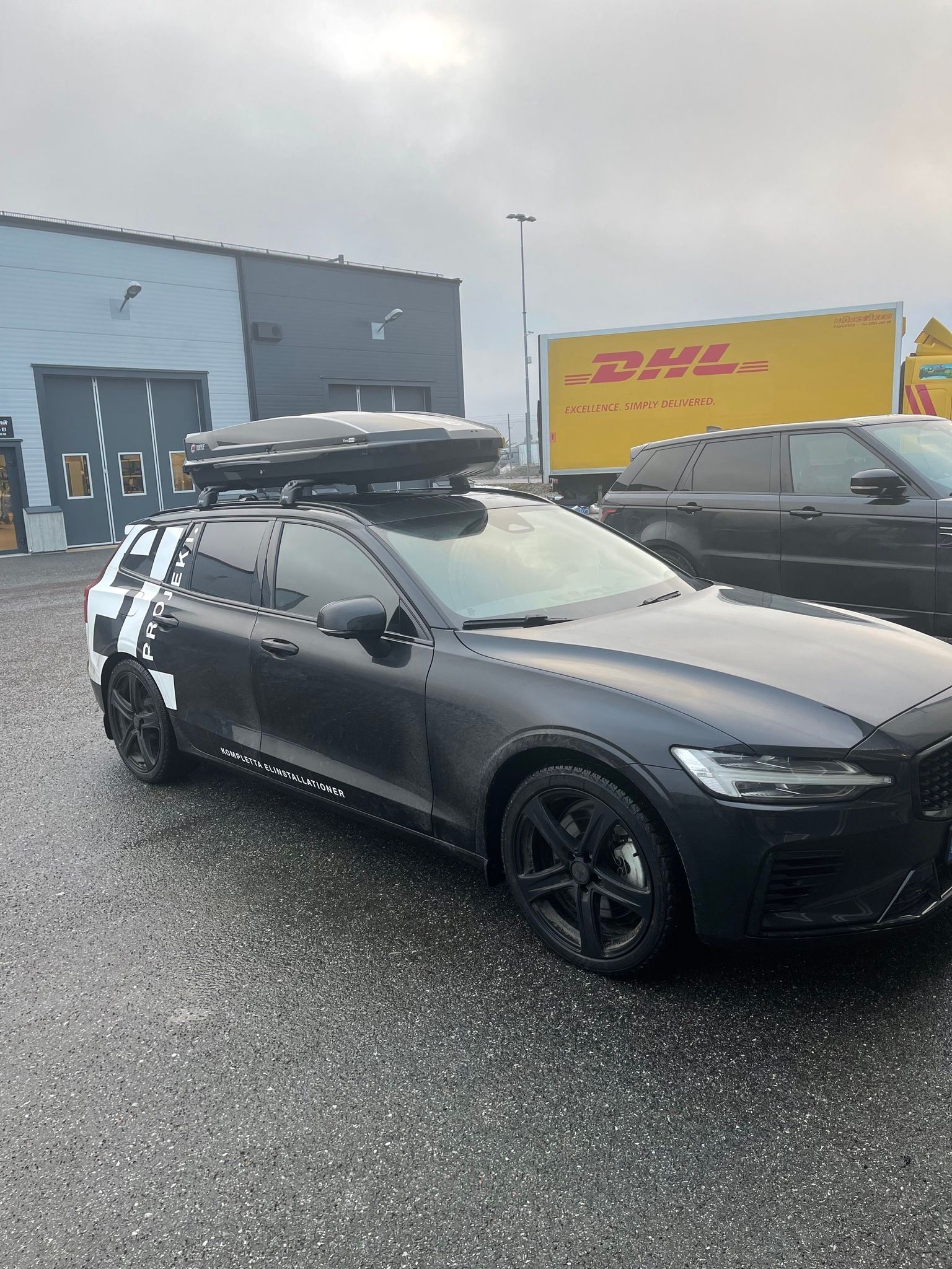 Takbox monterad på en Volvo på väg till Sälen